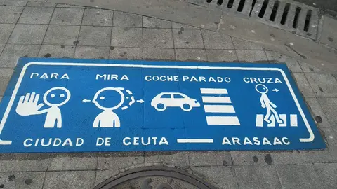 Pasos de peatones se&ntilde;alizados con pictogramas Ceuta Center (C.A.)