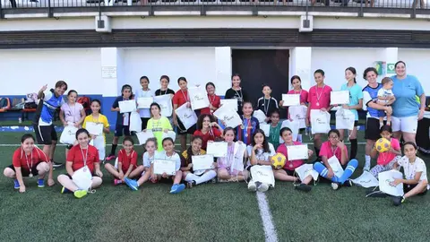 Las alumnas de la escuela San Daniel posan en el &laquo;Emilio C&oacute;zar&raquo; (RFFCE)
