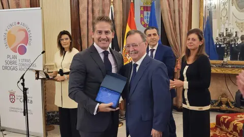 Karim Bulaix junto al presidente Vivas