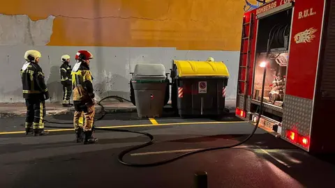 Bomberos tuvo que sofocar el incendio de un contenedor (Cedida)
