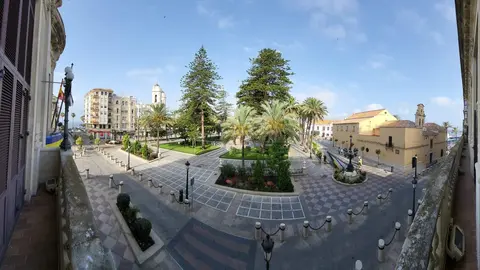 Vista panor&aacute;mica de la plaza de &Aacute;frica desde el ayuntamiento con los cielos de Ceuta despejados