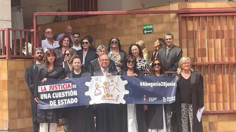 El Colegio de Abogados se ha concentrado esta ma&ntilde;ana en la puerta de los juzgados