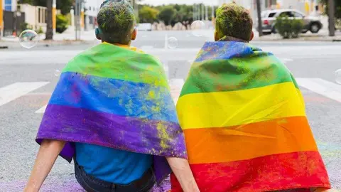Dos personas del colectivo LGTBIQ+ en la celebraci&oacute;n del Orgullo (Freepik)