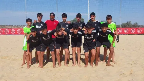 Los jugadores junto a su entrenador Sandro Marques