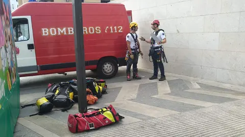 Miembros del equipo del SEIS preparando un simulacro de rescate vertical en la Gran V&iacute;a