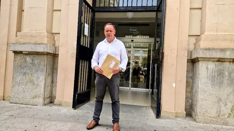  El candidato del PP al Congreso, Javier Celaya, a las puertas de la oficina de Correos / Laura Ortiz 