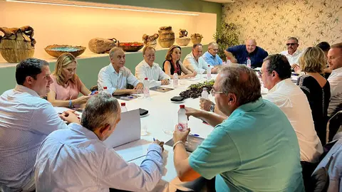  Los candidatos del PP y la n&uacute;mero dos del partido a nivel nacional se reun&iacute;an este martes con representantes del sector empresarial de la ciudad / Daniel Hern&aacute;ndez 