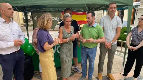  Las candidatas de VOX, Yolanda Merelo y Teresa L&oacute;pez, junto al candidato al Senado, Carlos Verdejo arropados por algunos compa&ntilde;eros. 