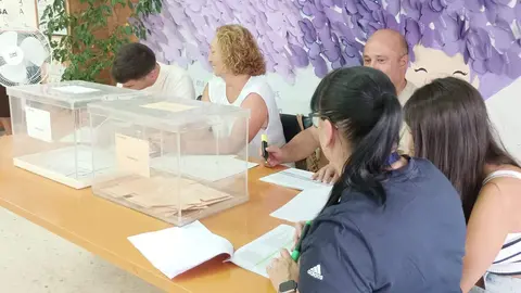 Una jornada electoral at&iacute;pica: urnas, toalla y playa