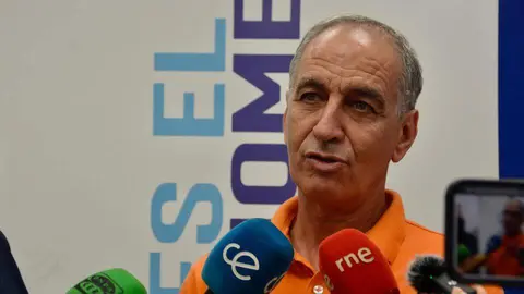  El candidato al Senado del PP, Hakim Abdeselam, en comparecencia ante los medios en la sede popular de Ainara. 