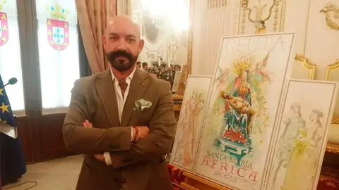 Luis de la Pura posa junto a su cartel (C.A.)