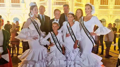 Las reinas de las fiestas posan junto a las autoridades frente a la portada (PABLO MAT&Eacute;S)