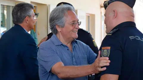 Ruiz Boada saluda a un responsable policial este domingo en la frontera (C.A.)