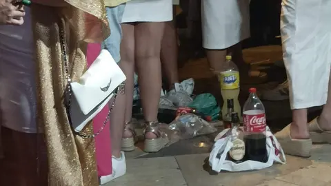  El botell&oacute;n tom&oacute; al asalto la plaza. 