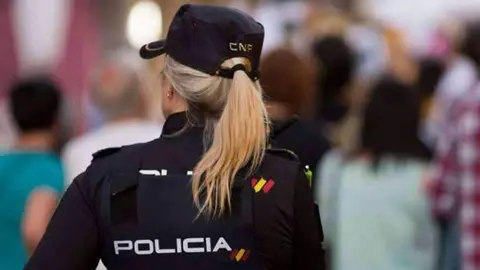 mujer polic&iacute;a