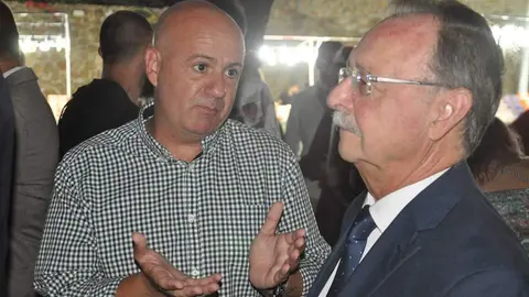  Juan Vivas y Juan Guti&eacute;rrez charlando el pasado s&aacute;bado en la Feria durante el acto de alumbrado. 