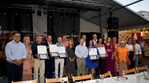  Los representantes de las Casas Regionales durante el homenaje celebrado en el Pabell&oacute;n Municipal / Rafa B&aacute;ez 