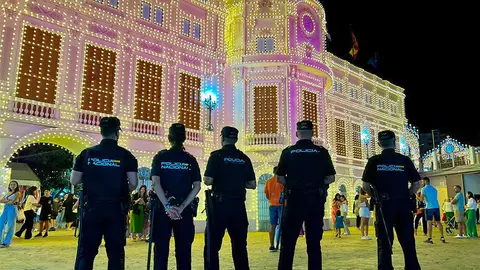  Polic&iacute;a Nacional en la Feria / Daniel Hern&aacute;ndez 