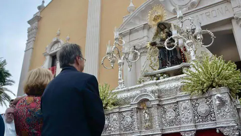  Juan Vivas, presentando sus respetos a la Virgen de &Aacute;frica durante la ofrenda floral de 2023 