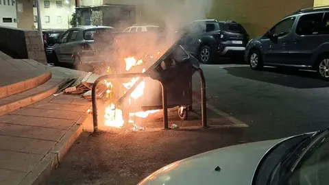 Incendio contenedores El Mixto