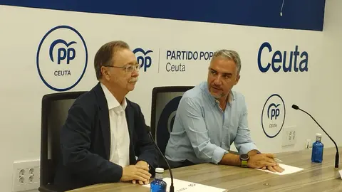 El presidente del partido popular de Ceuta, Juan Vivas, junto al coordinador general del partido, El&iacute;as Bendodo, este s&aacute;bado