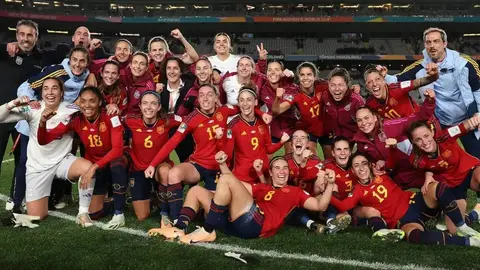 Las jugadoras y cuerpo t&eacute;cnico de la Selecci&oacute;n femenina celebran el pase a la final del Mundial.&nbsp;Getty