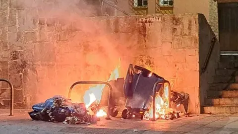 Incendio contenedores El Mixto