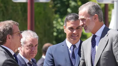 El Rey Felipe VI (d), saluda al presidente del PP, Alberto N&uacute;&ntilde;ez Feij&oacute;o (i), a su llegada al homenaje a Miguel &Aacute;ngel Blanco, a 10 de julio de 2022, en Ermua, Vizcaya, Euskadi (Espa&ntilde;a). El Ayuntamiento de ERMUA ha sido el encargado de organizar un acto por el 25 aniversario del asesinato de Miguel &Aacute;ngel Blanco. La cita es presidida por los Reyes y cuenta con una amplia representaci&oacute;n institucional y de partidos pol&iacute;ticos, con la presencia estimada de alrededor de 400 invitados. Miguel &Aacute;ngel Blanco fue un concejal del PP, que fue asesinado el 13 de julio de 1997 por el grupo terrorista ETA.
10 JULIO 2022;ETA;MIGUEL ANGEL;BLANCO;ERMUA;25 ANIVERSARIO;ASESINATO
H.Bilbao / Europa Press
(Foto de ARCHIVO)
10/7/2022