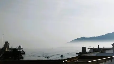 Bah&iacute;a norte, niebla y barcos entrando al puerto deportivo