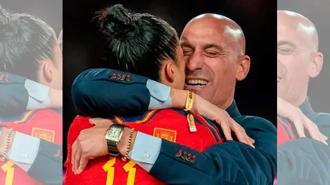 Rubiales abraza a Jenni Hermoso durante la entrega de medallas del Mundial femenino