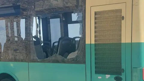Autob&uacute;s apedreado en Mart&iacute;nez Catena