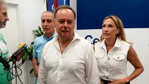 Celaya, junto a los senadores Abdeselam y D&iacute;az, antes del inicio de su comparecencia ante los periodistas (C.A.)