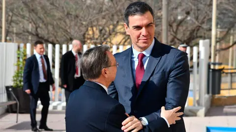 Pedro S&aacute;nchez saluda al presidente Juan Vivas durante una visita a la ciudad (C.A./ARCHIVO)