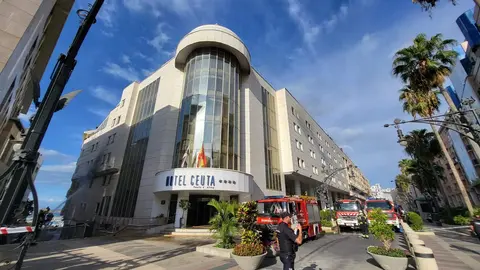 Despliege de Bomberos en el hotel (C.A.)