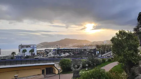 Sol entre nubes. Vistas a la bah&iacute;a norte