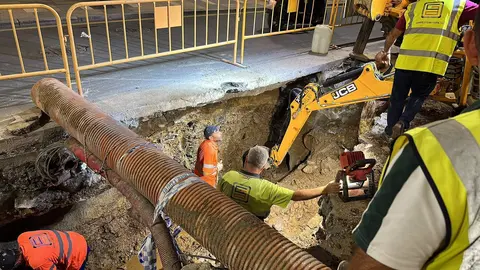 Trabajos de reparaci&oacute;n de la rotura de la tuber&iacute;a de abastecimiento de agua en Had&uacute; (Cedida)