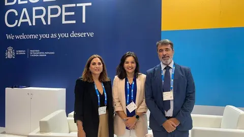 Silvia Postigo, Lorena Carmona y V&iacute;ctor Jim&eacute;nez, los representantes de Ceuta en la Seatrade Cruise Hamburgo 2023