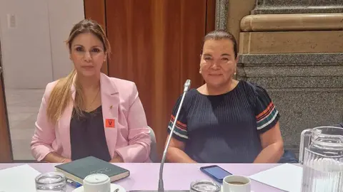 La consejera de Sanidad y  Servicios Sociales,  Nabila Benzina, acompa&ntilde;ada por la directora general de Igualdad, Malika Al-La