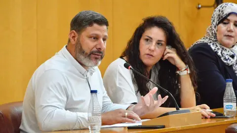  Mohamed Mustafa durante una de sus intervenciones en el Pleno de este lunes./Alejandro Castillo 
