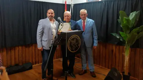 Cruces, en el centro, recoge el reconocimiento de la Tertulia a su trayectoria (C.A.)