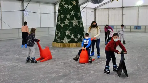  Peques disfrutando de la pista de Hielo en diciembre de 2021./archivo 