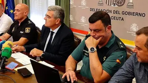 El delegado del Gobierno, en el centro, durante la rueda de prensa ofrecida este lunes (CEDIDA)