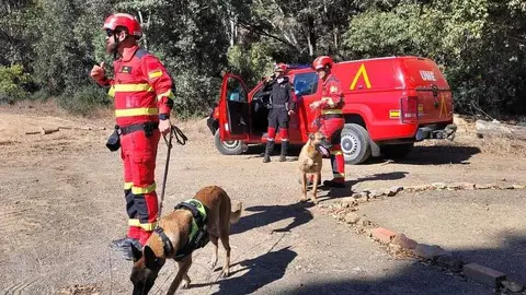 Choni y el cabo Costa, unidad cinol&oacute;gica de la UME