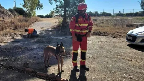 Choni y el cabo Costa, unidad cinol&oacute;gica de la UME