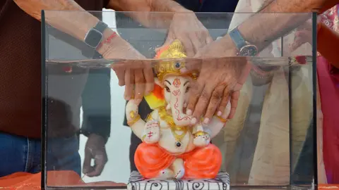 Ritual de la inmersi&oacute;n del dios Ganesh
