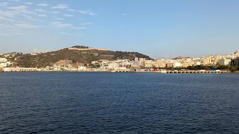 Vista del Hacho desde el mar cielo despejado