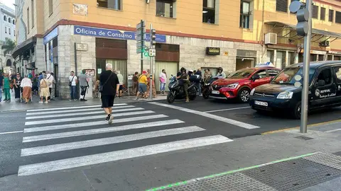 Sem&aacute;foro en el suelo cruce de peatones
