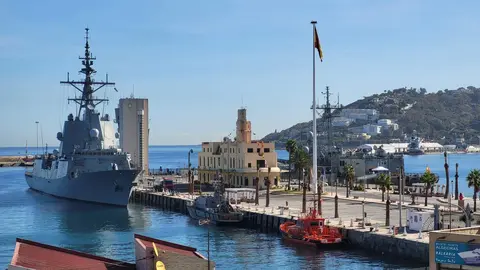 Visita fragatas Numancia y Almirante Juan de Borb&oacute;n