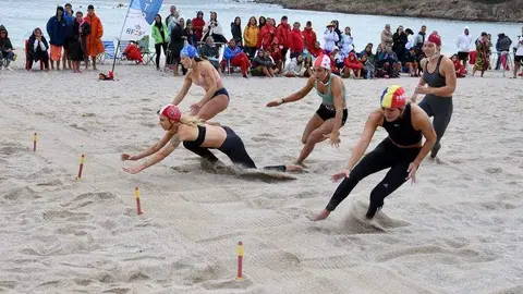 Varias socorristas se disputan los testigos en una serie de la prueba de banderas en la playa de Orz&aacute;n, en A Coru&ntilde;a, durante la edici&oacute;n de la pasada temporada/ Fotograf&iacute;a:Javier S&aacute;nchez-RFESS (Cedida)