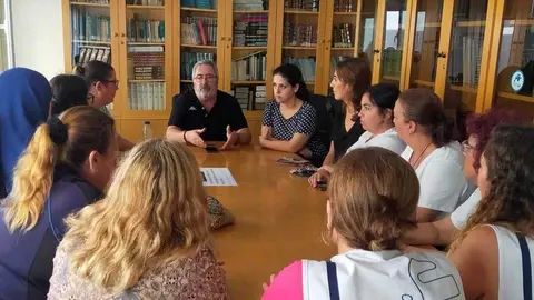 El secretario general de CCOO, Emilio Postigo, reunido ayer con las trabajadoras afectadas (CEDIDA)
